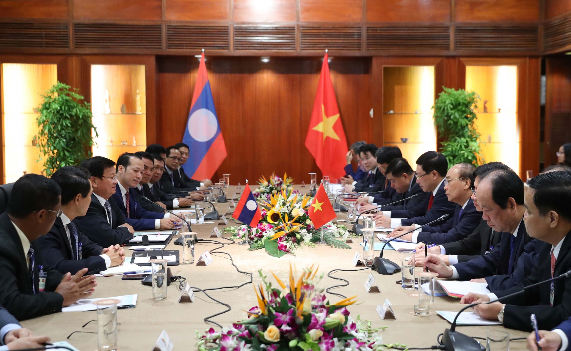 pm nguyen xuan phuc hold talks with lao counterpart